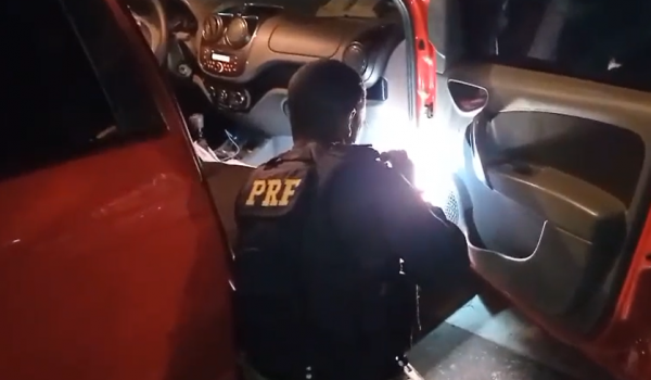 PRF apreende 201 kg de maconha em carro roubado na BR-060, em Anápolis 