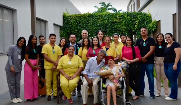 Paciente com câncer é pedida em casamento durante internação no HCN, em Uruaçu 