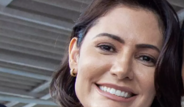 Michelle Bolsonaro aciona Justiça após ser chamada de ex-garota de programa em podcast 