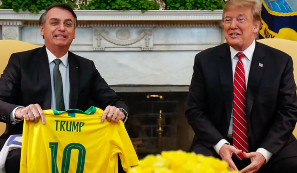 Bolsonaro diz ser apaixonado por Trump e EUA, mesmo após novas tarifas 