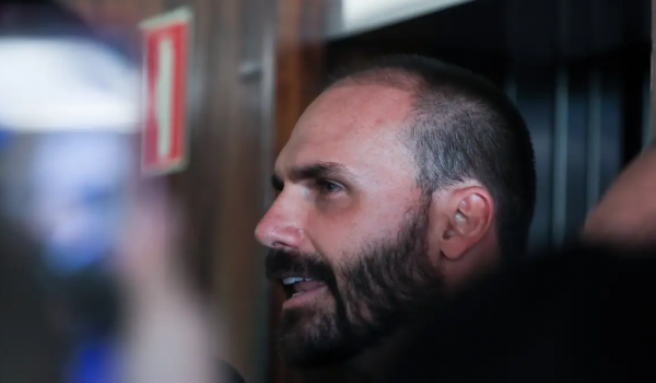 PT pede suspensão do mandato e bloqueio dos vencimentos de Eduardo Bolsonaro após fim de licença 