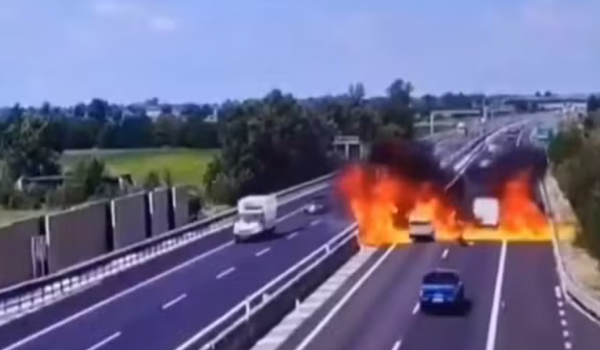  Ultraleve cai e explode em estrada na Itália, deixando dois mortos 