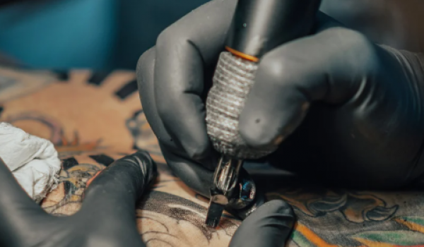 CFM proíbe anestesia para a realização de tatuagens 