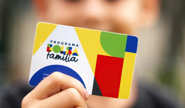 Mais de um milhão de famílias deixaram o Bolsa Família em julho após aumento de renda 