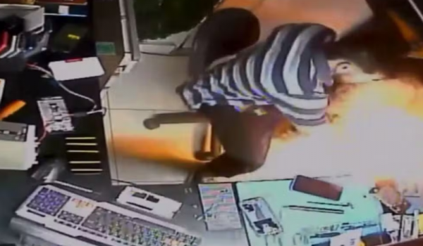 Técnico em Goiás vive susto após bateria de celular explodir duas vezes em loja 