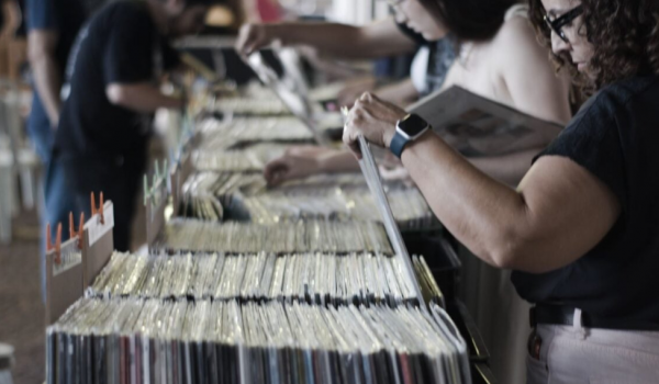 Feira de vinil gratuita agita Goiânia neste sábado com discos raros, nacionais e importados 