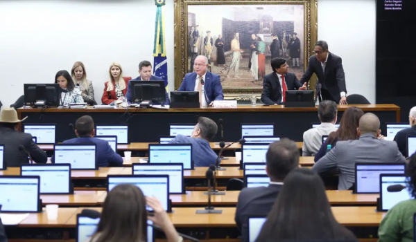 CCJ aprova aumento de pena para aliciamento de crianças na internet 