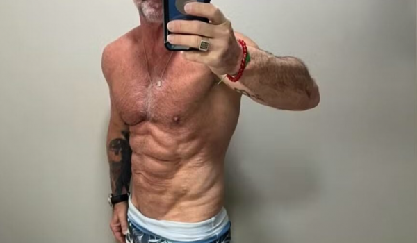 Mateus Carrieri exibe shape com 10% de gordura e relembra polêmica ao posar nu nos anos 90 