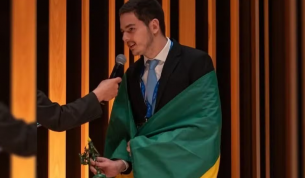 Estudante goiano de 17 anos soma mais de 20 medalhas em olimpíadas de ciências e física 