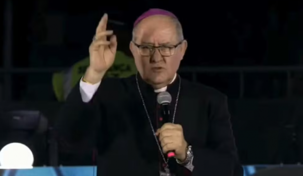 Bispo de Formosa pede proteção de Nossa Senhora contra o comunismo em evento religioso