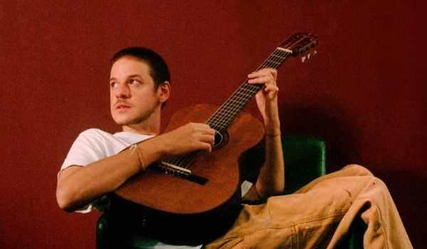 Teatro Goiânia recebe show intimista do cantor Rubel nesta segunda 