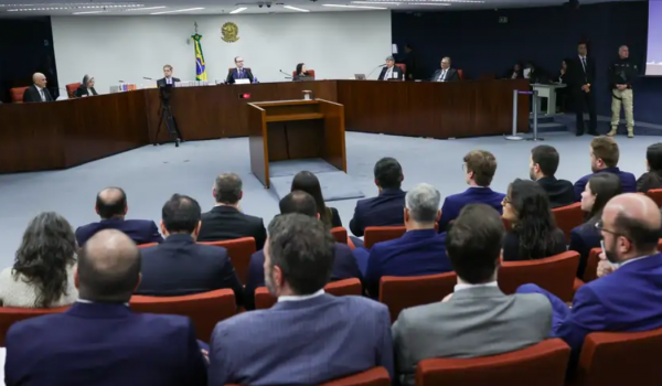 Saiba como foi o 1º dia do julgamento de Bolsonaro e mais sete réus 