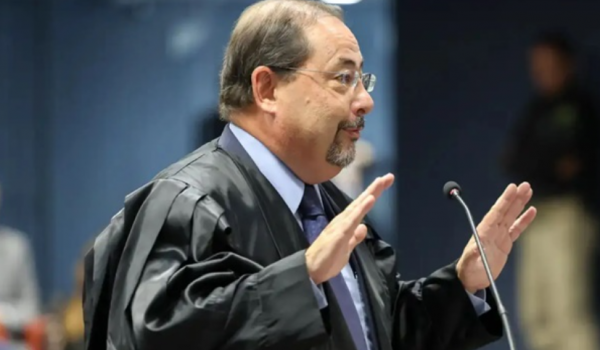 Defesa de Bolsonaro nega intenção golpista durante julgamento no STF