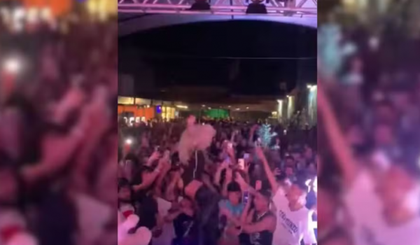 Pabllo Vittar cai do palco durante show em Goiânia, mas se recupera rapidamente