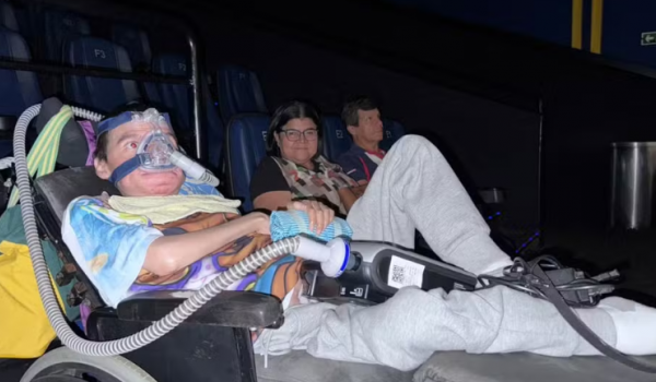 Paciente com doença rara comove ao conseguir ir ao cinema após 7 anos
