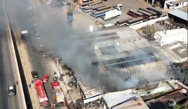 Bombeiros combatem incêndio em loja de pneus em Goiânia 