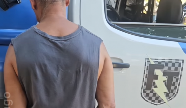 Homem de 66 anos é preso após agredir travesti em Goiânia