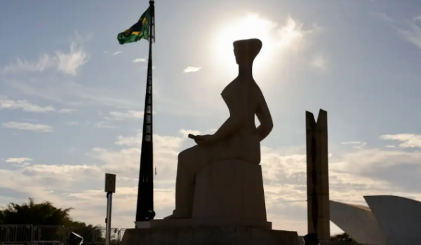 Primeiro dia de julgamento de Bolsonaro tem votos pela condenação