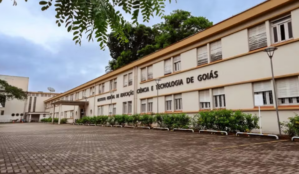 IFG abre processo seletivo para professor substituto com salários de até R$ 8 mil