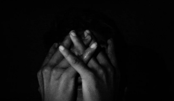 Estudo alerta: adolescente sofre autolesão a cada 10 minutos no Brasil