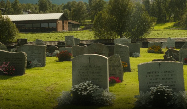 Idoso é multado após fingir ser fantasma em cemitério na Inglaterra