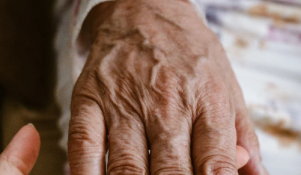 Justiça reconhece paternidade e maternidade socioafetivas de idosa mantida em casa por décadas