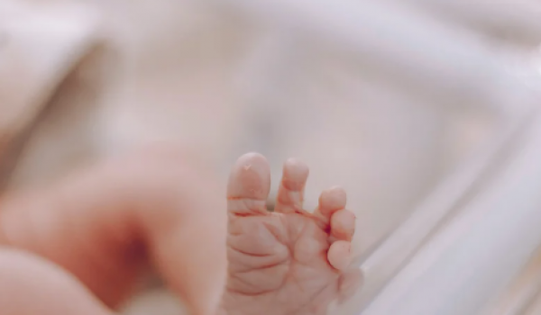  Criança de 1 ano  morre após agressões graves e abuso sexual em Novo Gama 