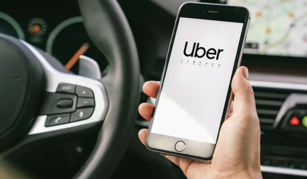 Uber anuncia mudanças em critérios de veículos para categorias Black e Comfort a partir de 2026