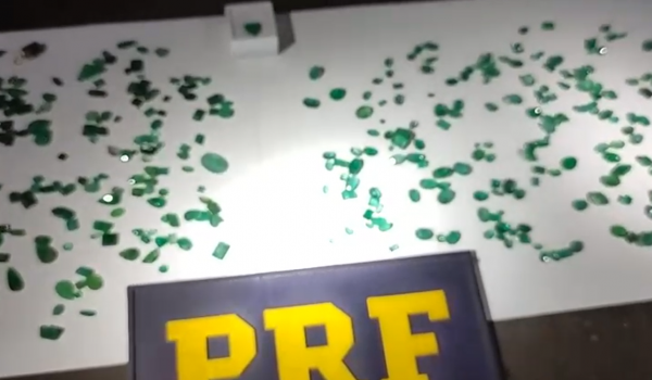 PRF apreende pedras preciosas sem origem comprovada na BR-153, em Jaraguá 