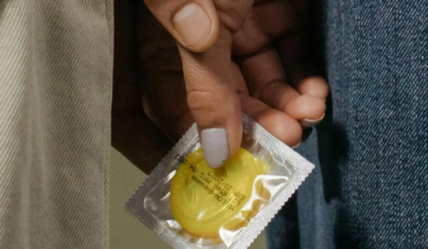 Uso de preservativos cai entre jovens e preocupa especialistas em saúde sexual