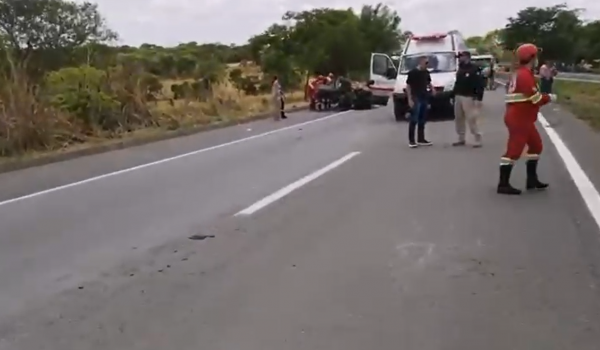 Colisão entre carro e ambulância deixa três mortos e três feridos na BR-153