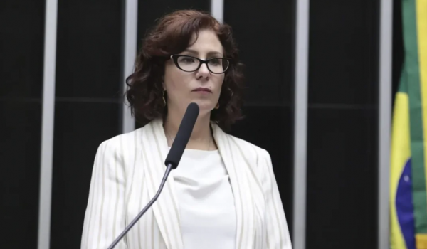 Gastos de gabinete de Carla Zambelli voltam a subir após licença