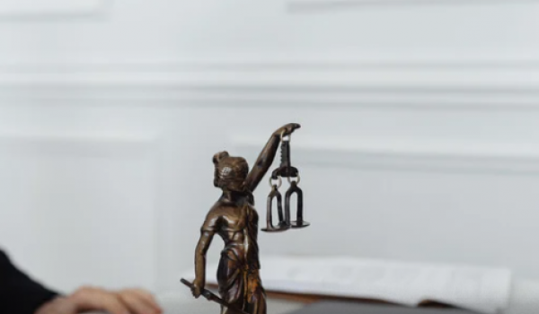 Tribunal mantém condenação de mulher por chamar atual do ex-namorado de 'negona da ppk roxa'