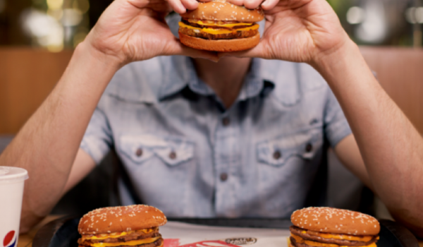 Burger King troca boletos por sanduíches em Goiânia nesta sexta