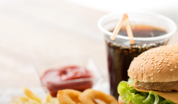 Consumo de ultraprocessados no Brasil mais que dobrou desde os anos 1980, alerta estudo global