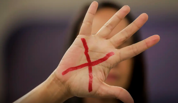 Pensão especial para filhos de vítimas de feminicídio começa a ser paga em dezembro