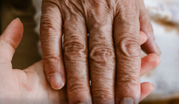 Comer sozinho pode prejudicar a saúde de idosos, aponta estudo 