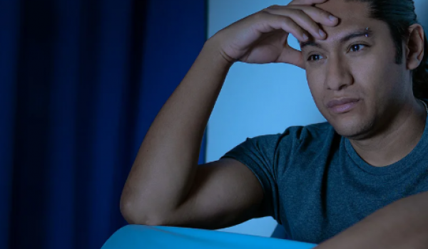 Cientistas explicam por que o cérebro se torna mais vulnerável e impulsivo após a meia-noite