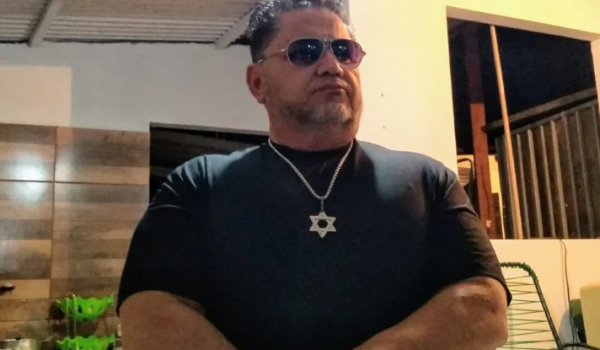 Pastor é condenado a 136 anos de prisão por abusos; esposa recebe 95 anos