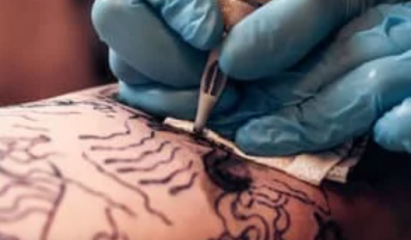 Estudo revela que tinta de tatuagem pode afetar o sistema imunológico