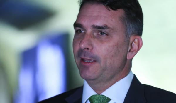 Flávio Bolsonaro confirma candidatura presidencial em 2026 e descarta qualquer recuo