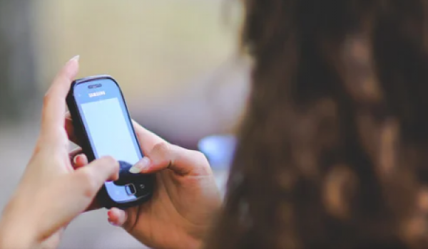 Reduzir redes sociais por uma semana diminui ansiedade e insônia em jovens, aponta estudo