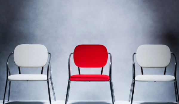 Teoria da cadeira viraliza ao propor teste simples para identificar relações saudáveis