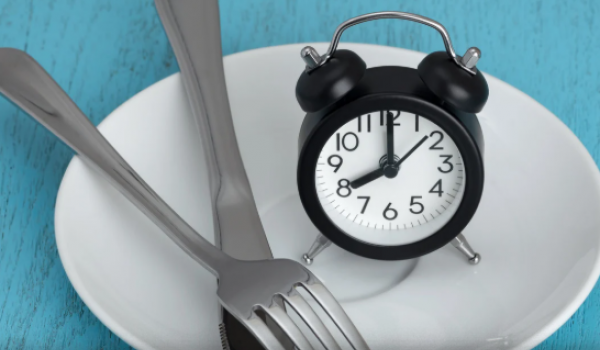 Estudo aponta que jejum periódico pode reforçar tratamento de câncer de mama