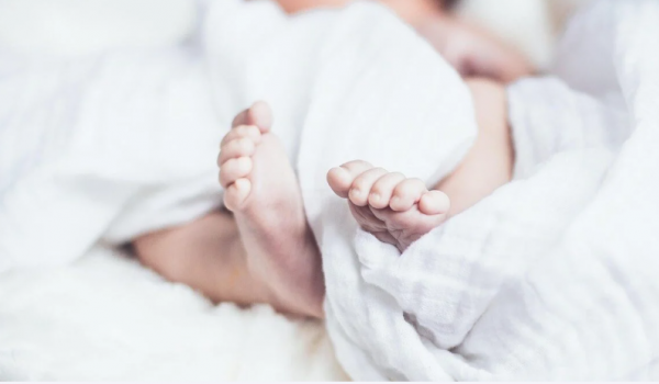 Mãe se arrepende após entregar bebê a casal; Justiça avalia guarda