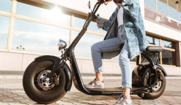 Ciclomotores elétricos terão regras iguais às motos a partir de 2026