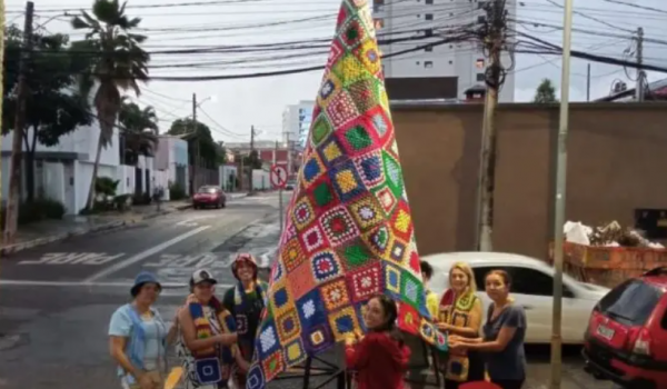 Árvore de Natal feita de crochê reúne trabalho de 140 voluntários em Anápolis
