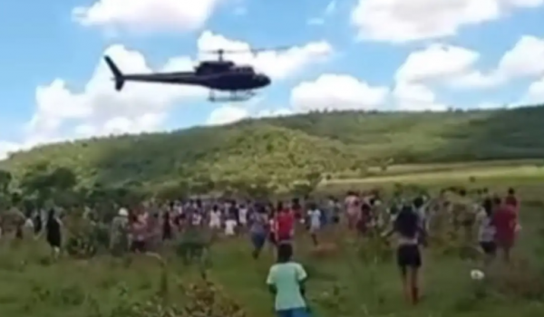 Frigorífico usa helicóptero para jogar carne para moradores em Goiás
