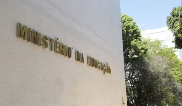 Cursos de medicina em Goiás recebem notas baixas no Enamed e podem sofrer punições do MEC