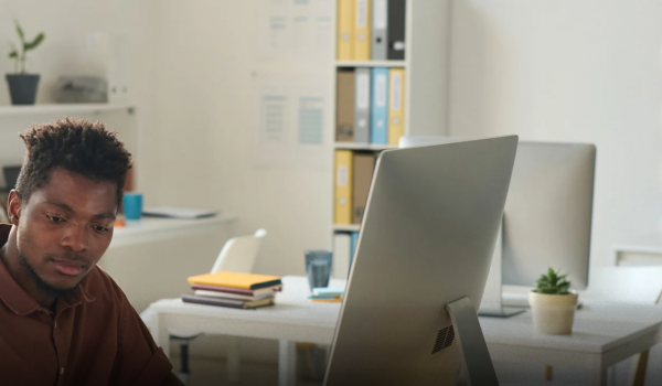 TRT-GO reconhece direito a horas extras para funcionária em home office com controle de jornada